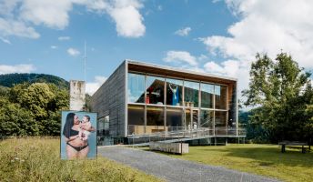 Diese Bilder dürfen ausdrücklich nur für Beiträge verwendet werden, die sich inhaltlich auf das Frauenmuseum Hittisau beziehen. Sie dienen nicht der reinen und unspezifischen Illustration von Orten, Veranstaltungen,... des Bregenzerwaldes/Vorarlbergs oä. Frauenmuseum Hittisau_Geburtskultur_Museumsansicht