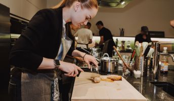 Frühlingsrollen-schneiden 