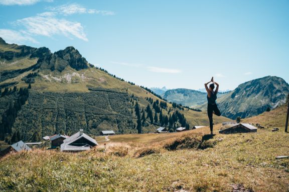 Yoga bei der Stofel Kapelle in Damüls Yoga bei der Stofel Kapelle in Damüls